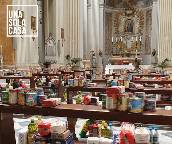 banchi-chiesa-solidarietà-missione-latinomericana-scalabriniani I partecipanti a un corso fidanzati, appartenenti a un gruppo di nuova generazione emigrata a Basilea